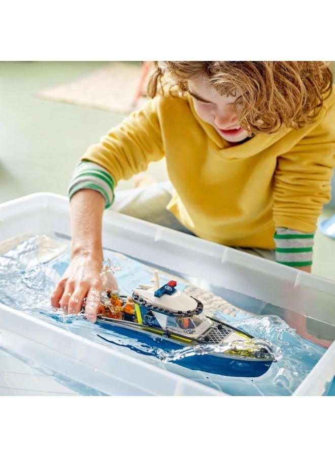 LEGO مجموعة مطاردة قارب الشرطة من LEGO City - تشمل 2 لعبة قارب، 3 شخصيات مصغرة وشكل سمكة قرش - هدية للأطفال من 6 سنوات فما فوق - 60456 - Image 3